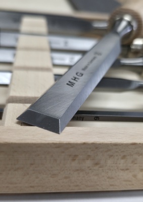 Preview: Stechbeitel-Premium, 6tlg. Satz im Holzkasten, Seitenfase bis Spiegelseite, Rundheft Esche, Inhalt: 6, 10, 12, 16, 20, 26 mm