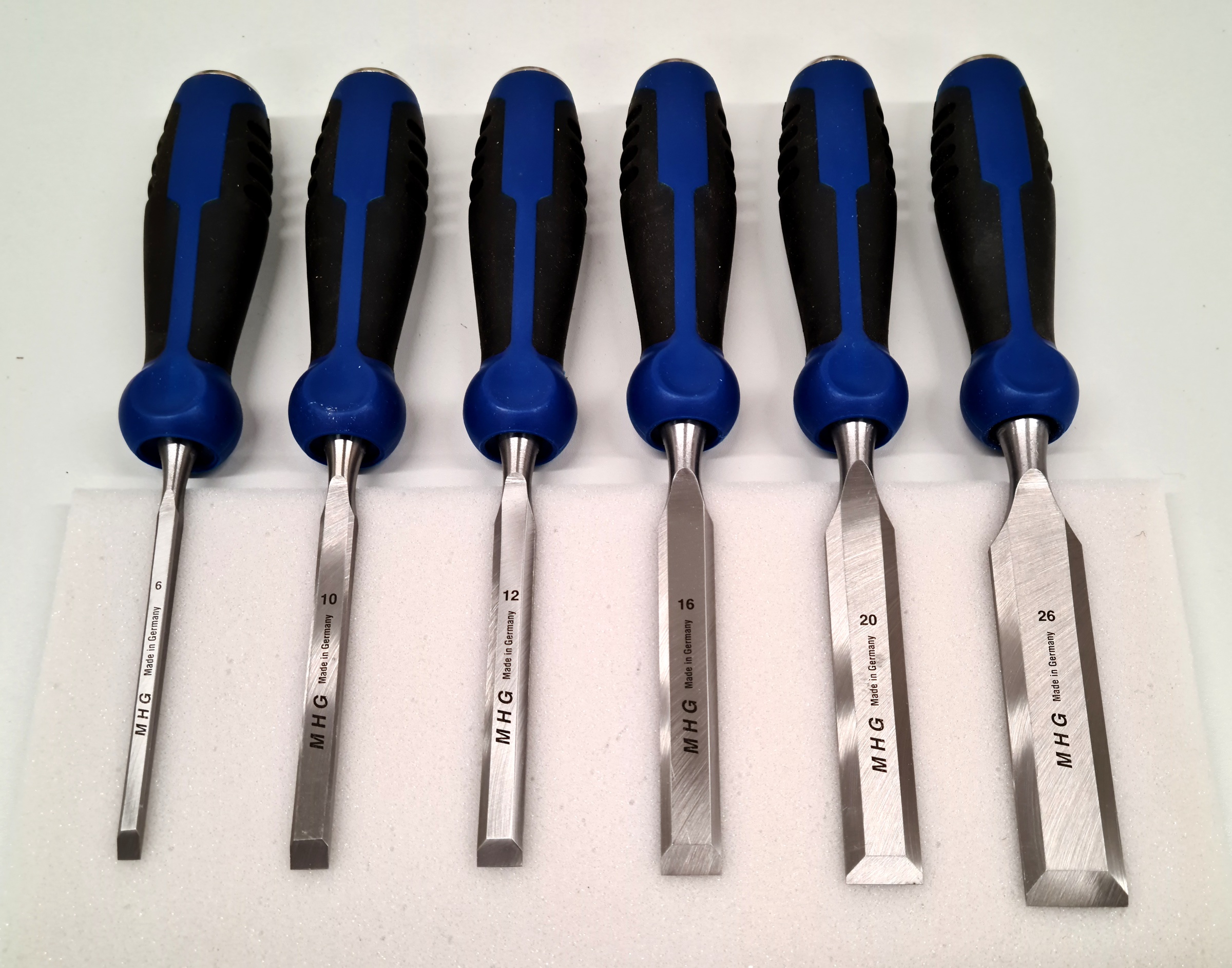 Firmer chisels set in neutral carton box,