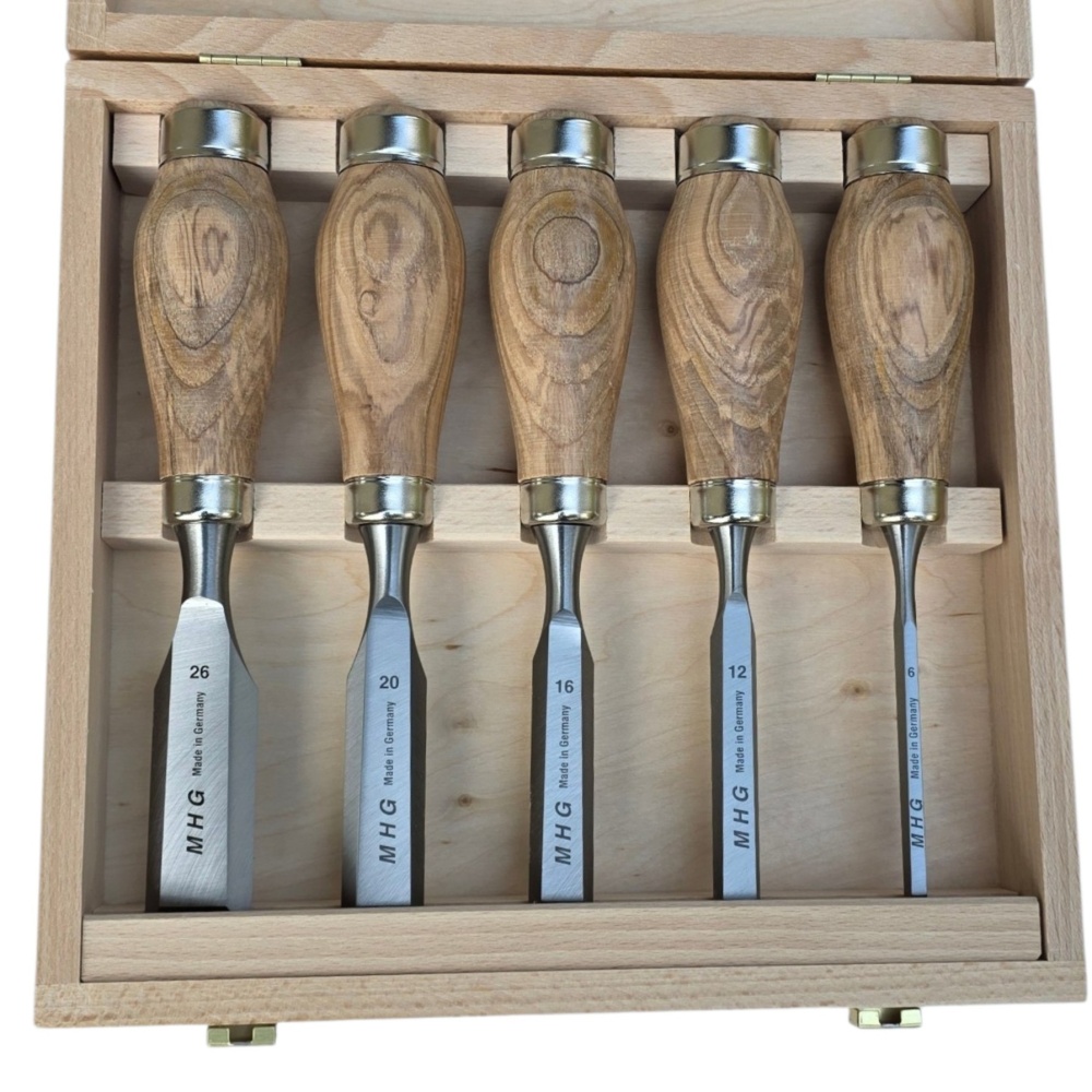 Kurzbeitel - BUTT CHISEL , 5 tlg. Satz im Holzkasten, Seitenfase bis Spiegelseite, Heft Esche geölt mit Zwinge, Inhalt: 6, 12, 16, 20, 26 mm