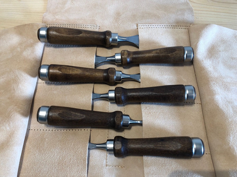 Chisel - set in roll bag leather tree, hornbeam handle brown / blade finely sharpened, 6 pcs. Sizes: 6, 10, 12, 16, 20, 26 mm